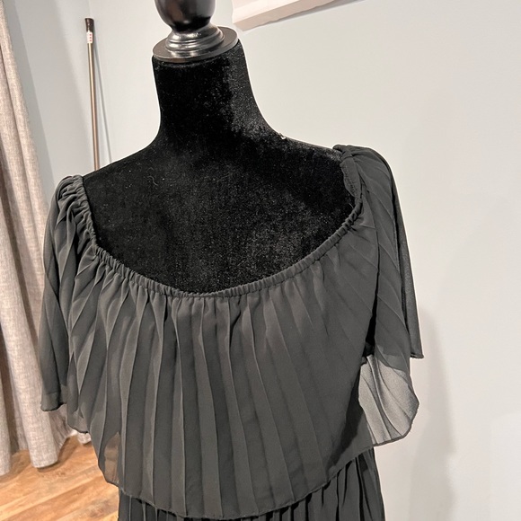 Off shoulder flattering black dress🖤 - Picture 7 of 11